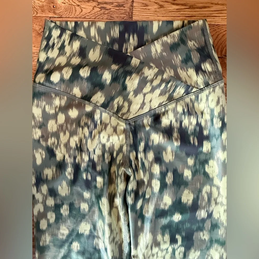 NWOT. Aerie. Real Me High Waisted, Crossover Legging. Olive Fun. Size Small.